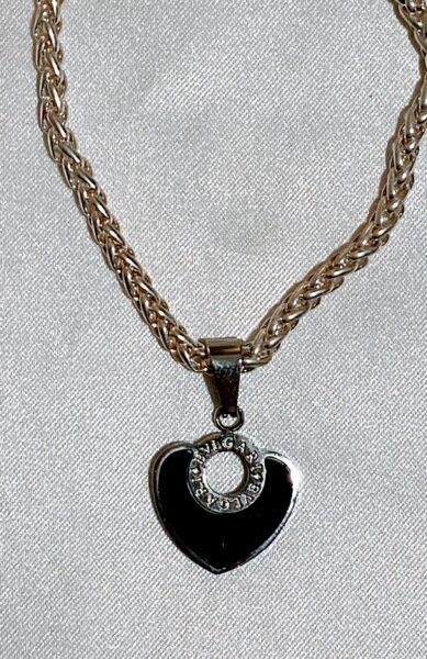 Pulsera cadena de acero y dije Corazón Bulgari